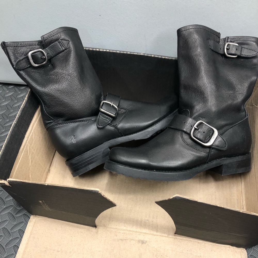 New -FRYE-Veronica short boots - sz 7